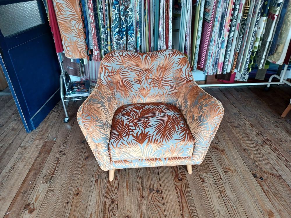 Restauration d'un fauteuil contemporain et son pouf assorti à Bègles 