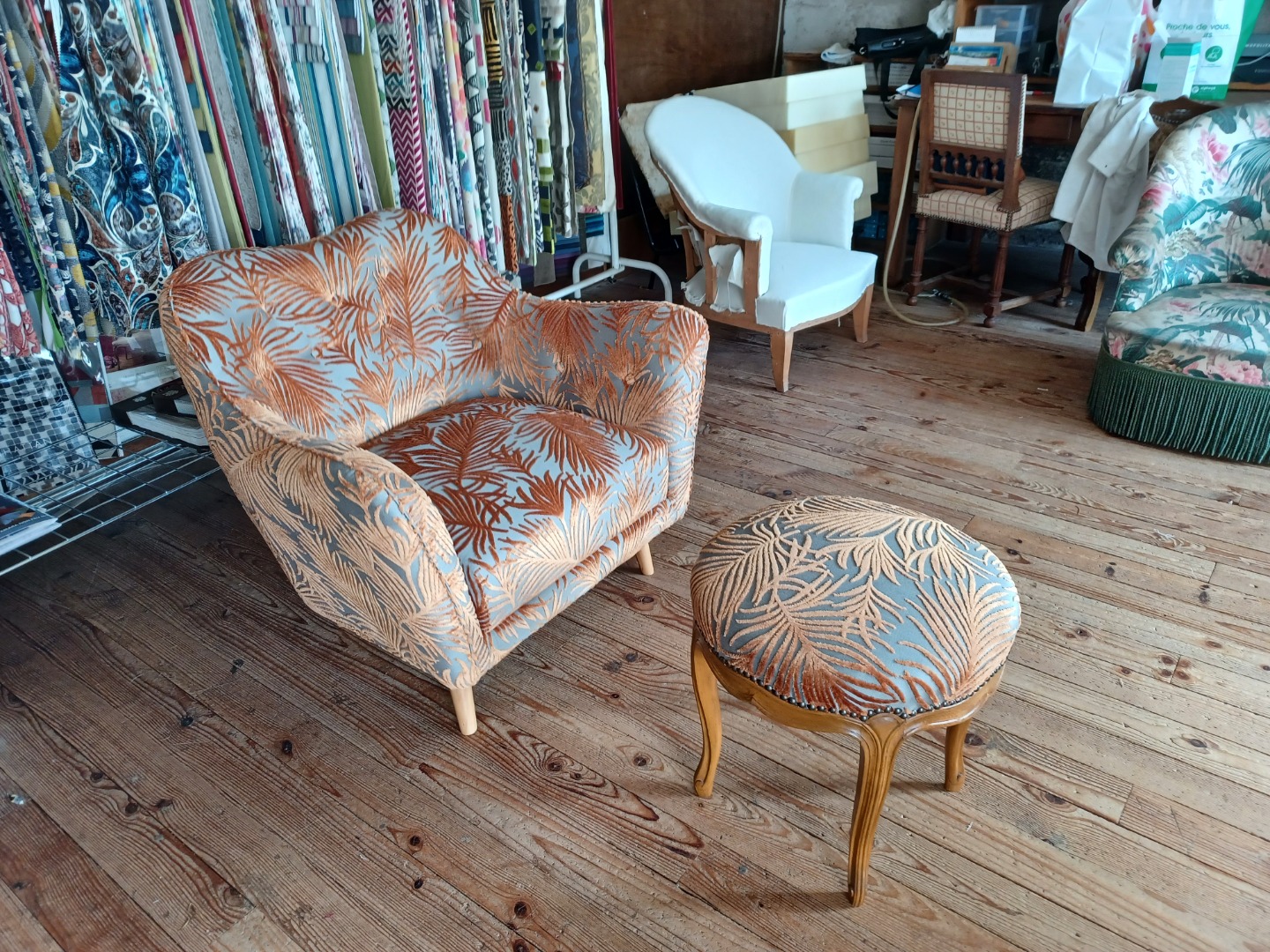 Restauration d'un fauteuil contemporain et son pouf assorti à Bègles 