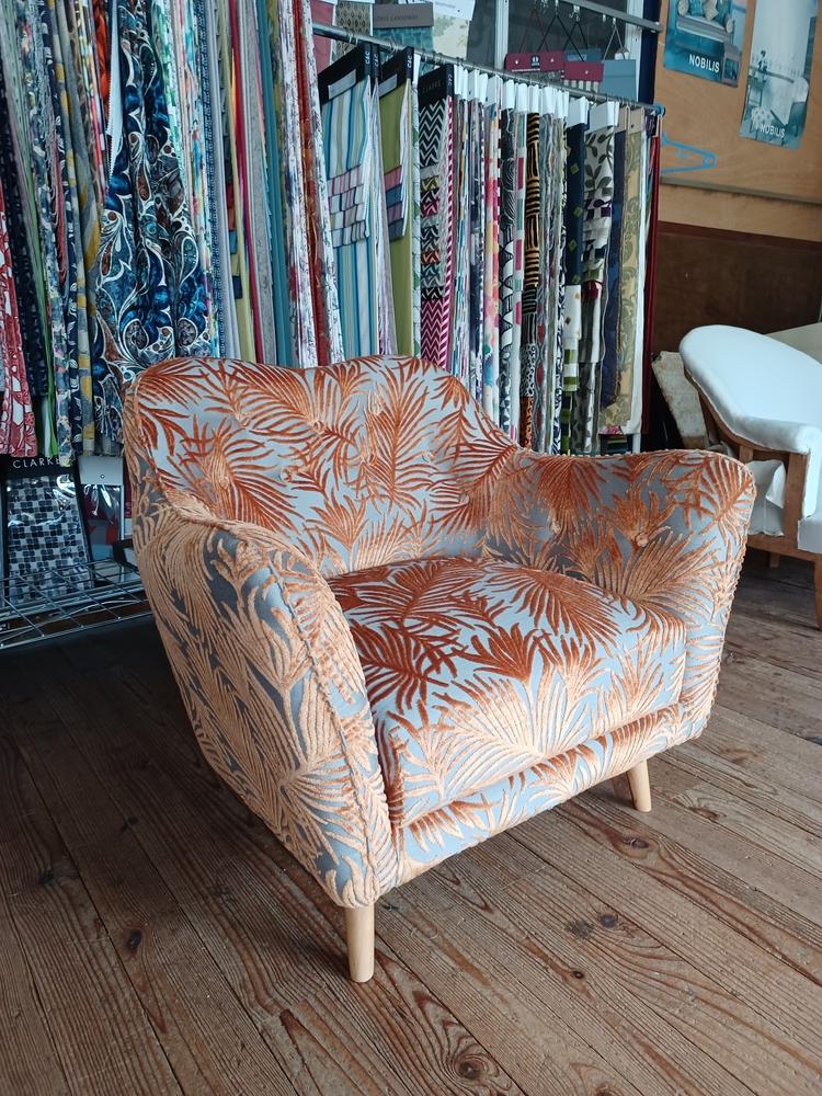 Restauration d'un fauteuil contemporain et son pouf assorti à Bègles 